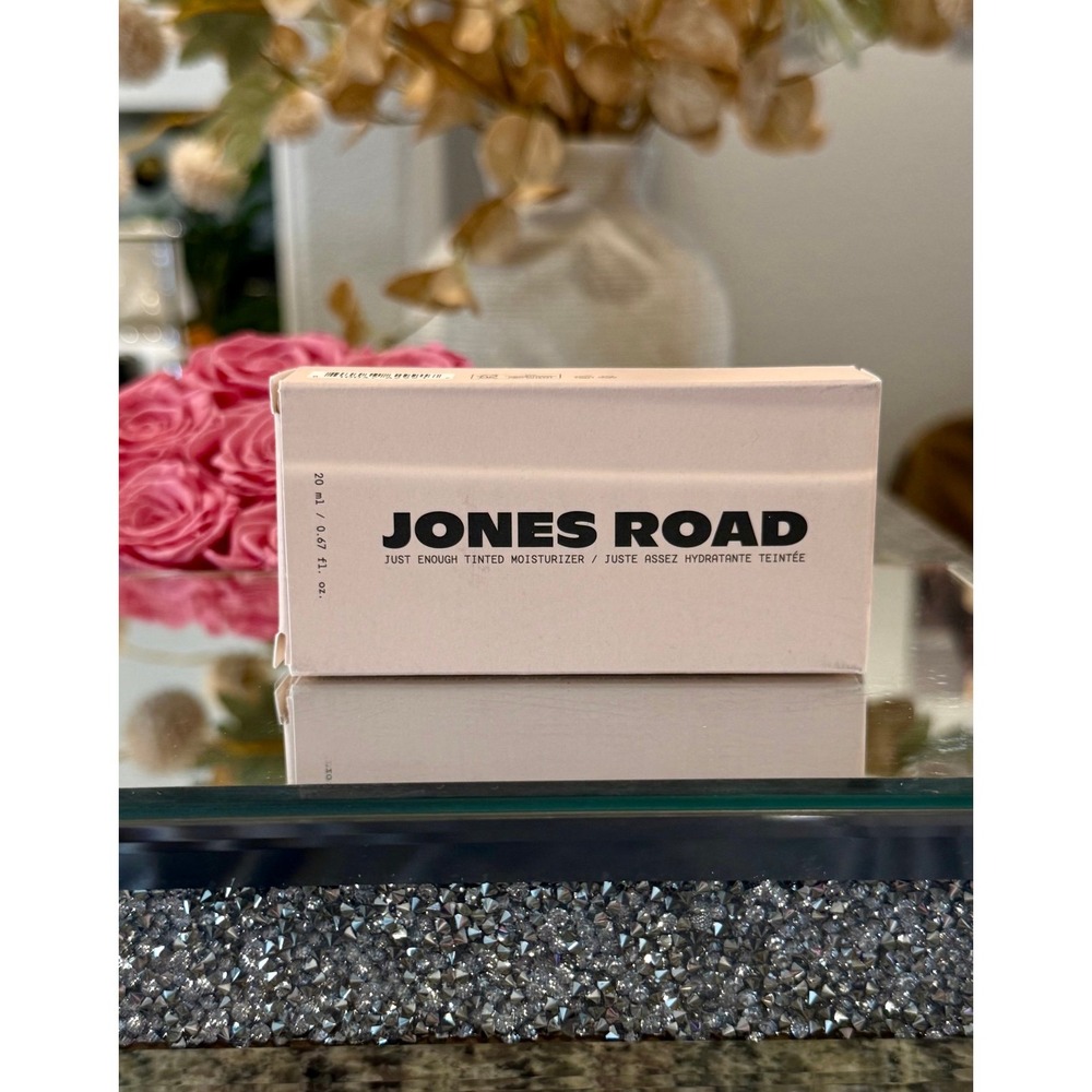 Jones Road Just Enough Tinted Moisturizer Shade Medium New with Box Travel Mini